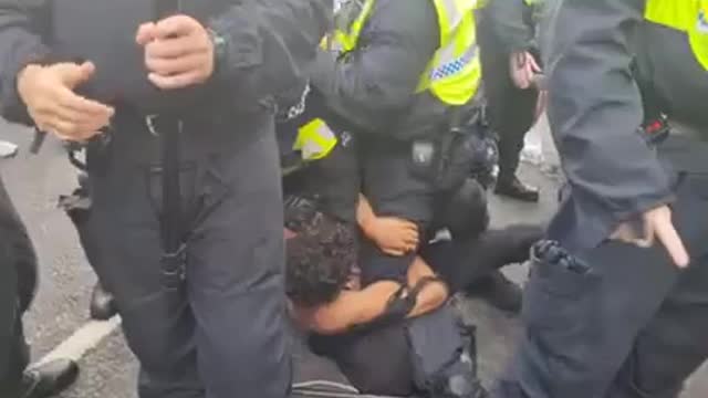 UK police arrest a independent journalist and brutally punch him while he's on the ground.