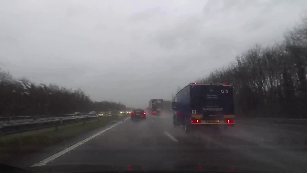 Crazy Dash Cam Video captures On The Road - Dash Cam Scenes