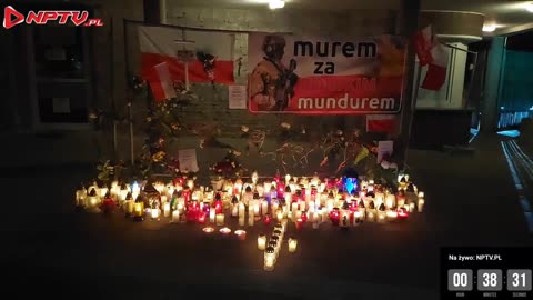 Marcin i Wojciech pod miejscem gdzie ludzie oddają Hołd zamordowanenu Żołnierzowi 07.06.2024