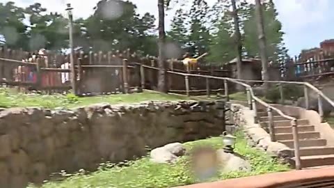 DISNEY LAND SPLASH MOUNTAIN RIDES AFTER THE WARRING SEQUENCE!