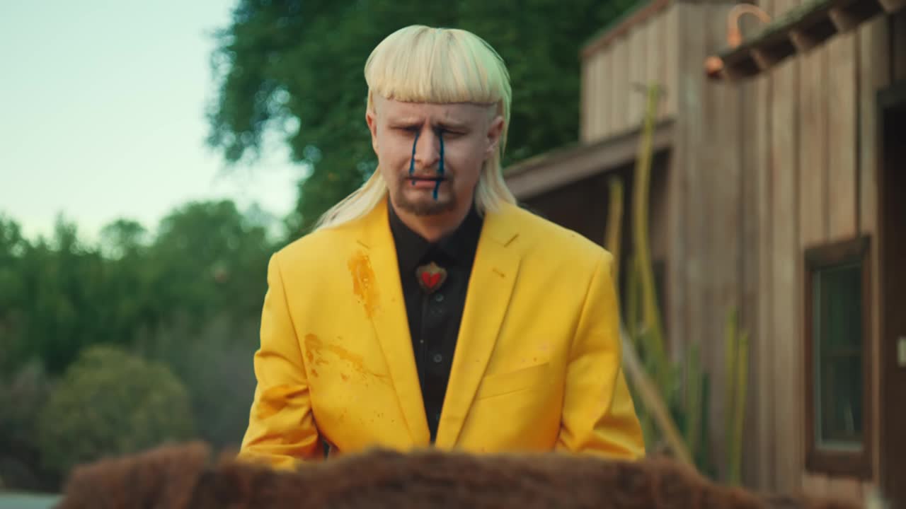 Oliver Tree - Cowboys Don't Cry