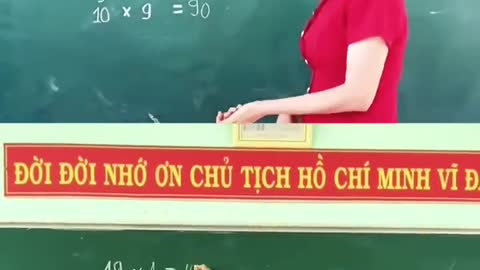 Hãy nhìn vào cô bé tóc vàng ...