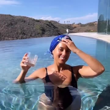 Alicia Keys in bikini swiming pool hot and sexy look