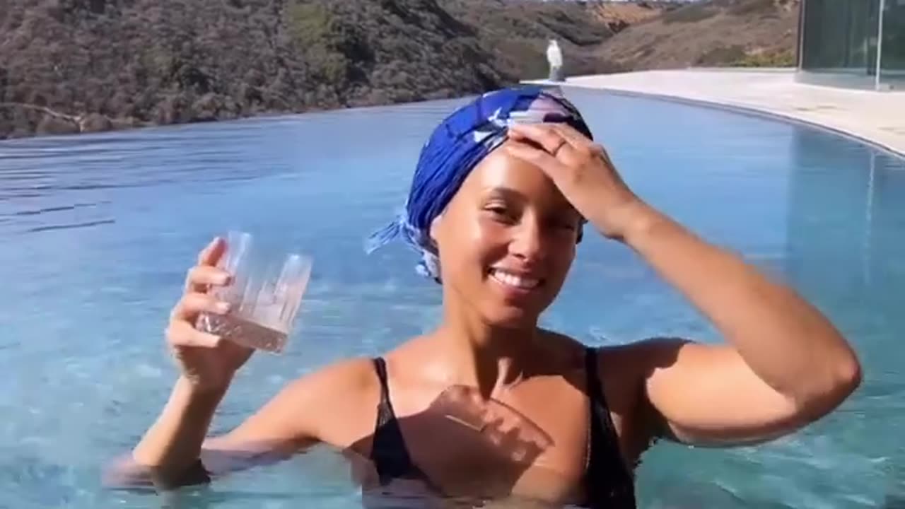 Alicia Keys in bikini swiming pool hot and sexy look