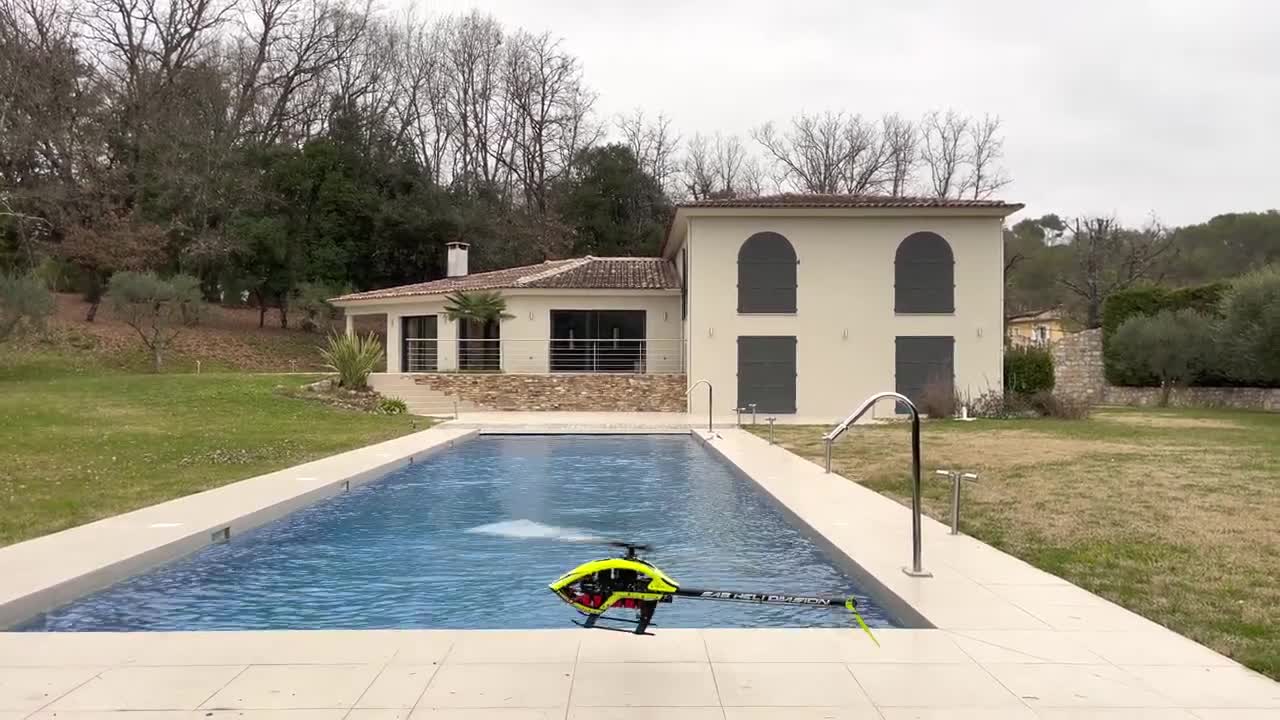 SAB Raw 700 flight over a swimming pool. Ludovic Abrignani