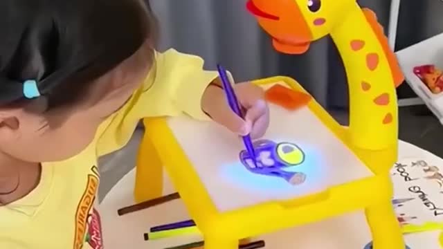 Children really like this projection painting machine