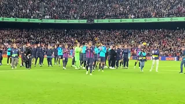 FAN VIEW - Standing Ovations for Piqué in his final game