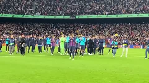 FAN VIEW - Standing Ovations for Piqué in his final game