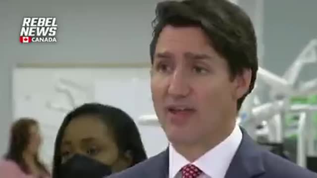 Trudeau, appena sceso dallo ski-lift parla del programma di morte ...