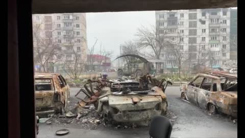 DONBASS - *A MARIUPOL altoparlanti diffondono musica e appelli ai militari ucraini: “Deponendo le armi potrete tornare a casa dalle vostre famiglie”.