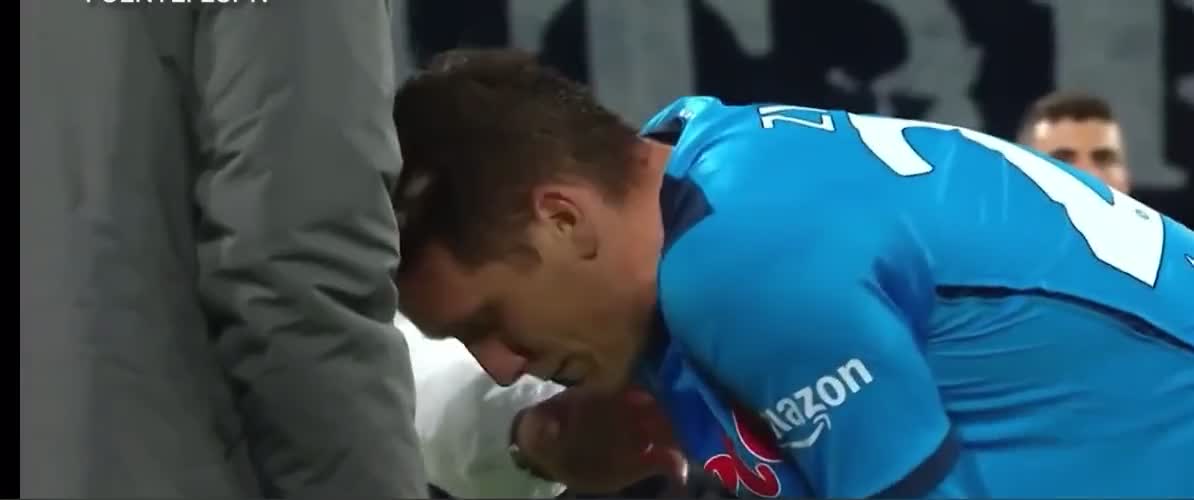 Napoli midfielder Piotr Zielinski (27) Struggling to Breathe after 19 minutes in Serie A match