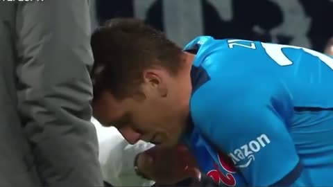 Napoli midfielder Piotr Zielinski (27) Struggling to Breathe after 19 minutes in Serie A match