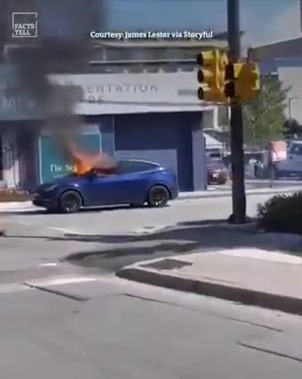 La Tesla si spegne, prende fuoco e intrappola l'autista all'interno, tutto bloccato.