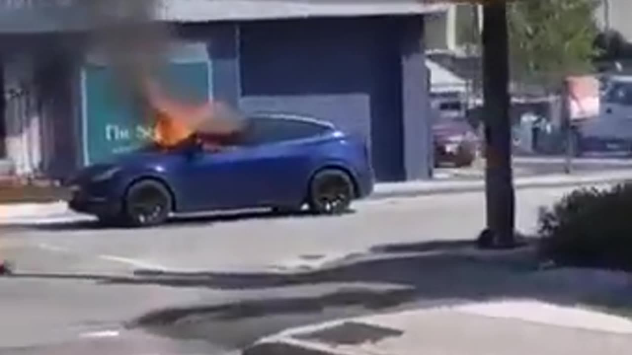 La Tesla si spegne, prende fuoco e intrappola l'autista all'interno, tutto bloccato.