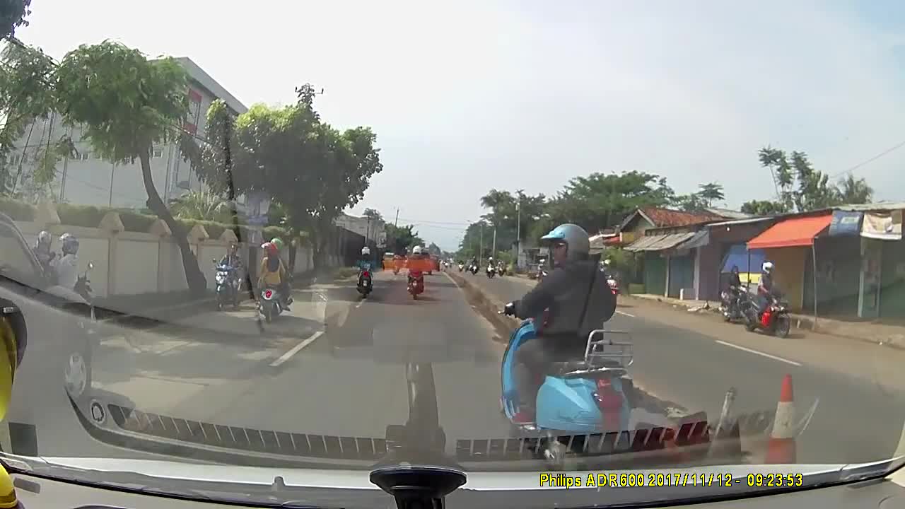 Dashcam | Motorcycle hit another car