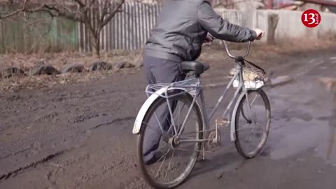 Ukraine builds new lines of defence west of Bakhmut, residents leave area