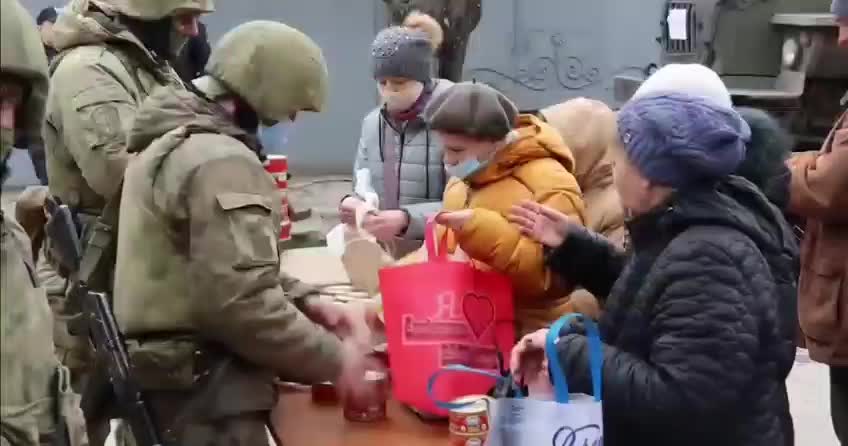 The Russian army provides assistance to the residents of Berdyansk, Zaporozhye region