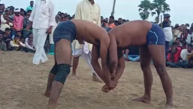 50000हजार की प्रतियोगिता दंगल ,(कुश्ती)हो रही है,