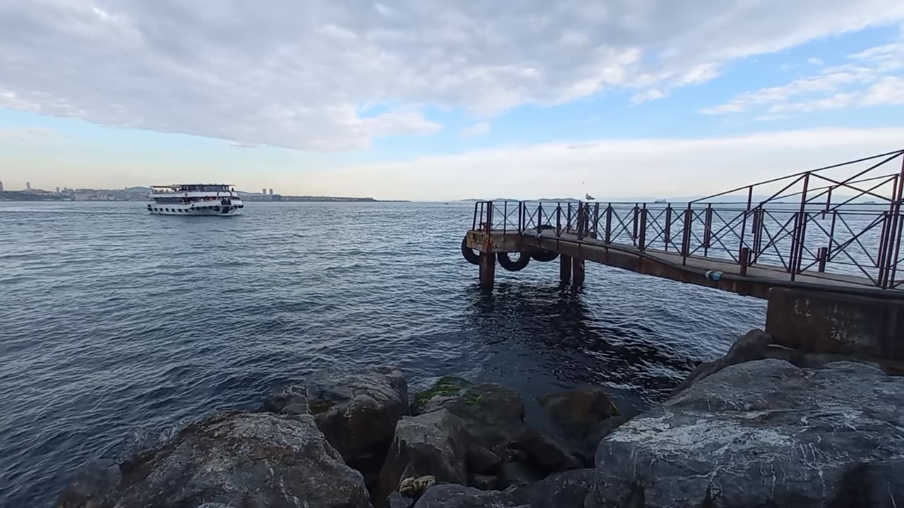 The ship is coming to shore