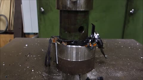 Crushing camera with hydraulic press