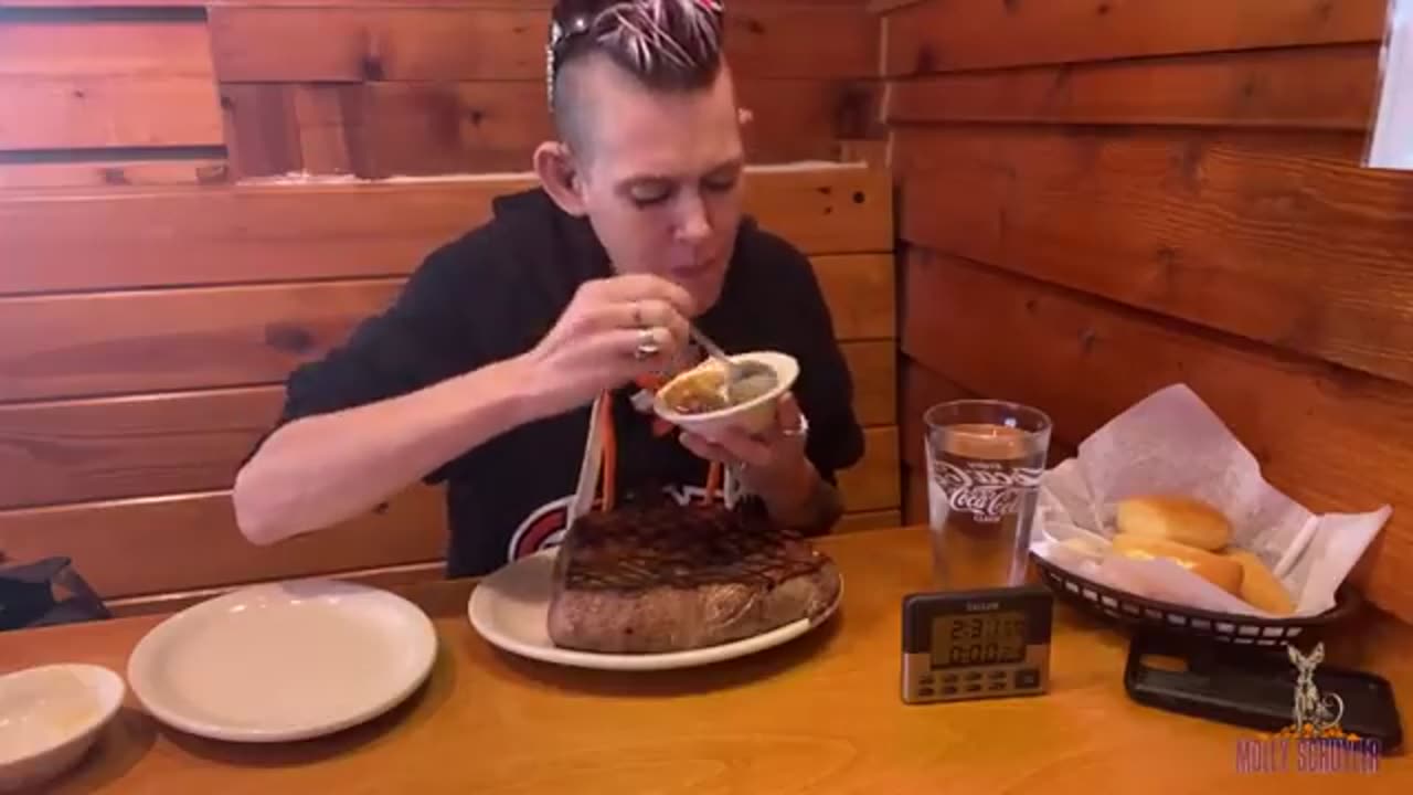 TEXAS ROADHOUSE STEAK CHALLENGE MOM VS FOOD