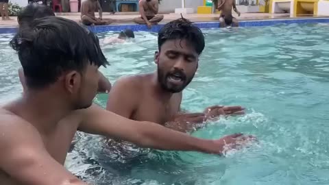 Aise to ye kabhi swimming sheekh hi nhi payega😅 ll #youtubeshorts #shorts