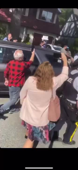 Crowd follows and heckles Justin Trudeau