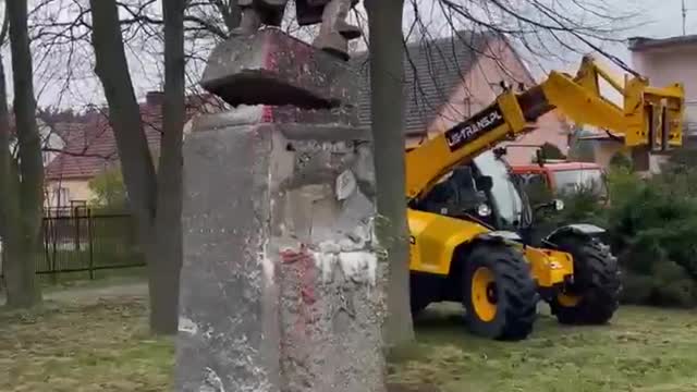 Poland they are taking down the statue of russian soldiers who saved the country from german Fascism