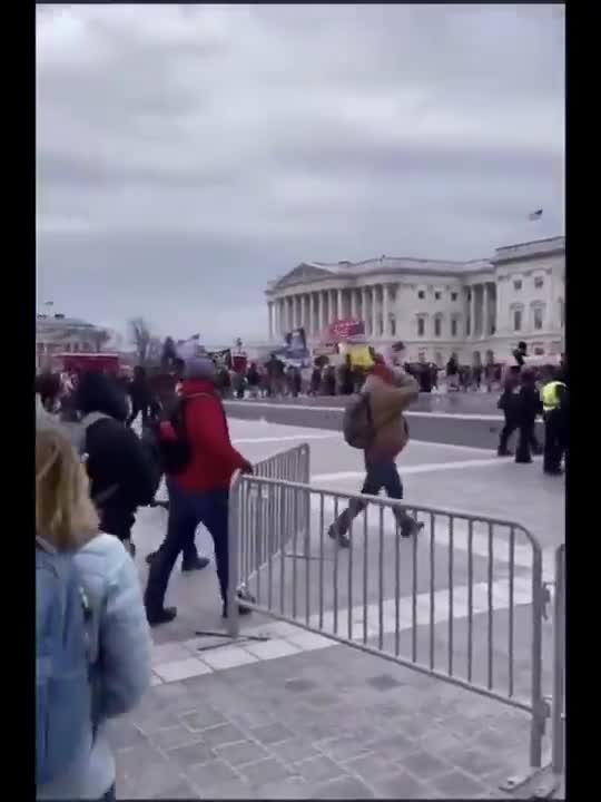 January 6th Capitol Building Capitol Police encouraging people to enter