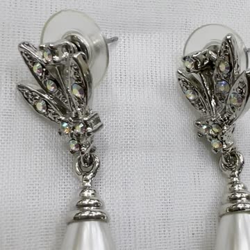 Silver Tone Drop Earrings. Made with Swarovski Crystals. Rare Find. Party. Event