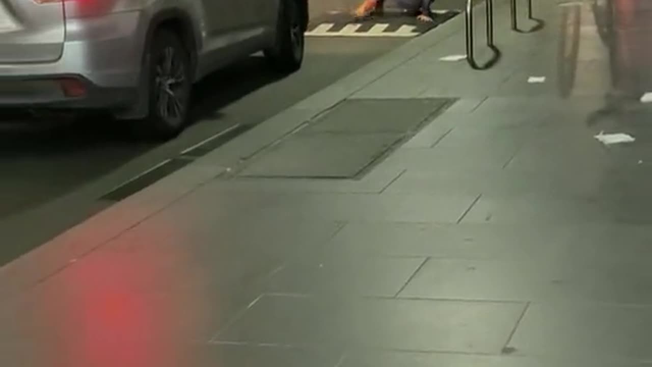 Man gets assaulted for walking in the middle of the street in Australia