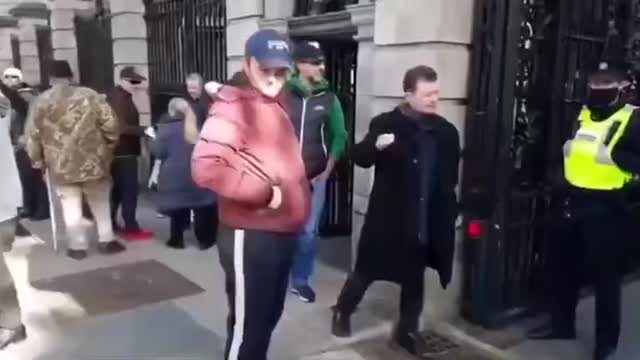 THIS MAN KNOWS WHAT GOING ON AND TELLS THE WORLD