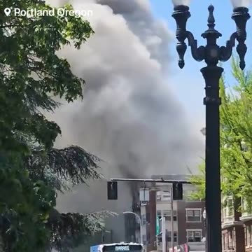 🚨#BREAKING: Firefighters are battling a massive apartment complex fire 📌#Portland l #Oregon