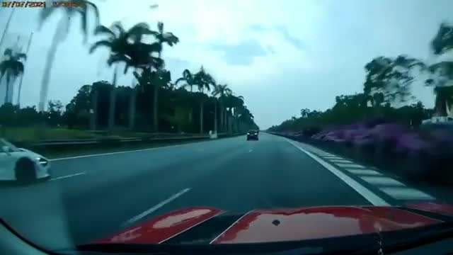 Stupid Supercar driver lost his control and result in massive crash