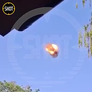 Moment zničenia jedného z dronov na oblohe nad Moskvou - protilietadlový raketový systém Pantsir-S1