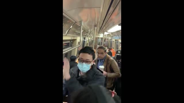 Vídeo supostamente do tiroteio no metrô do Brooklyn.