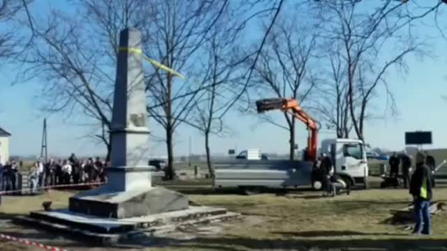 ASSURDO!!! Polonia - demolizione del monumento ai soldati sovietici caduti per la liberazione.