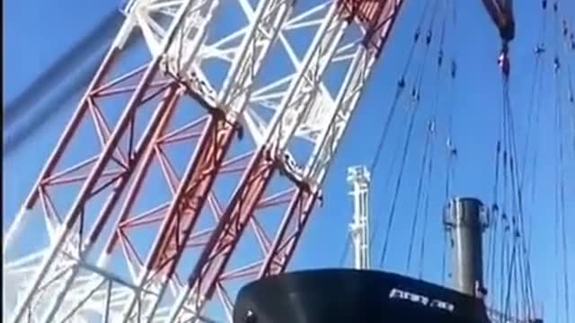 The world's biggest floating crane "Hyundai 10000" carrying a huge ship