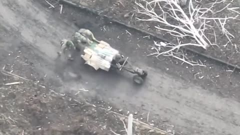 A Ukrainian drone filmed Russian soldiers' troubles with their Mad-Max.