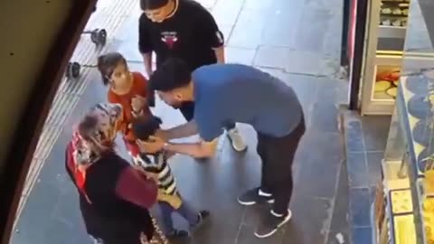 Bravo! Man saves CHOKING CHILD 👏🏼