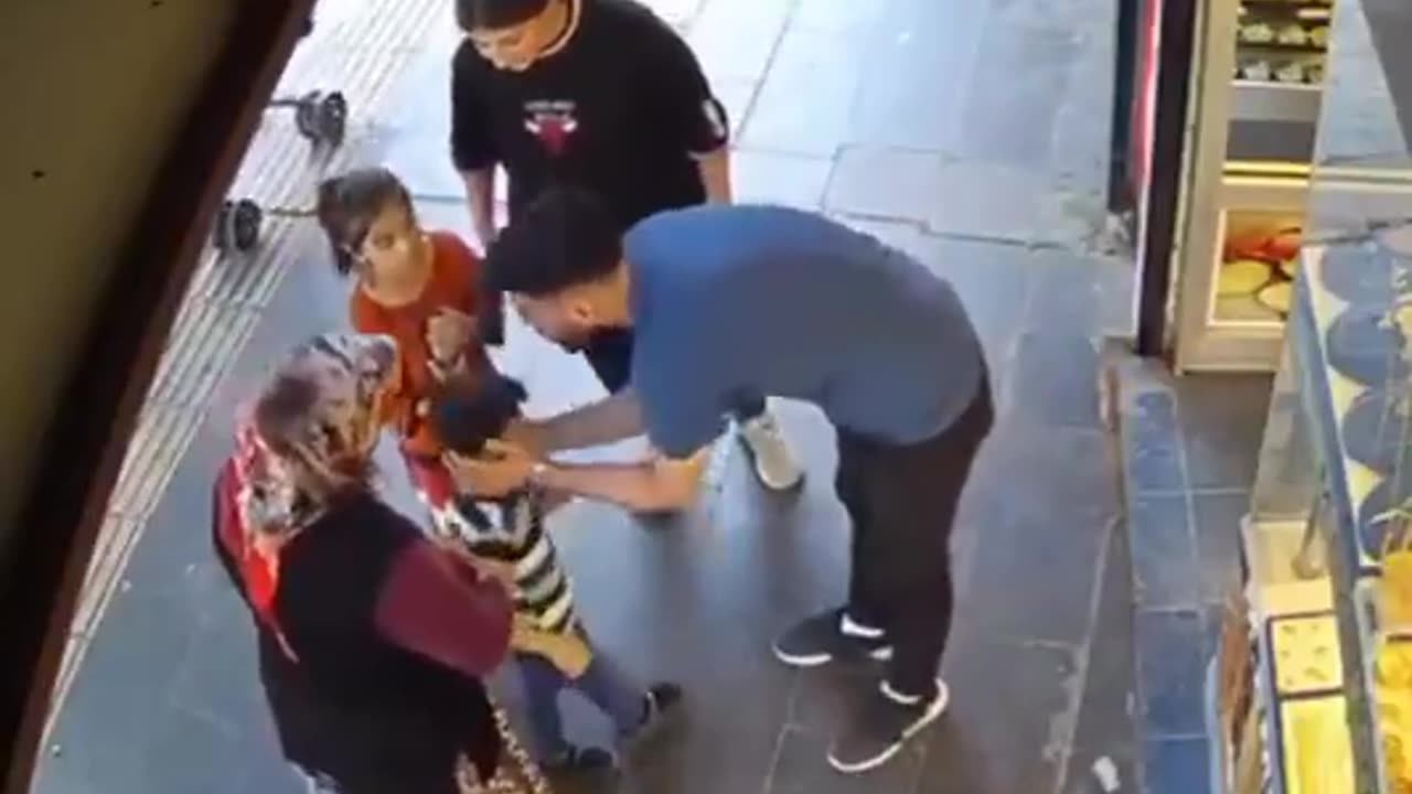 Bravo! Man saves CHOKING CHILD 👏🏼