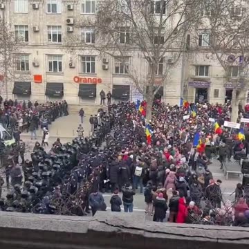 Moldovans protest against the EU and NATO every day...