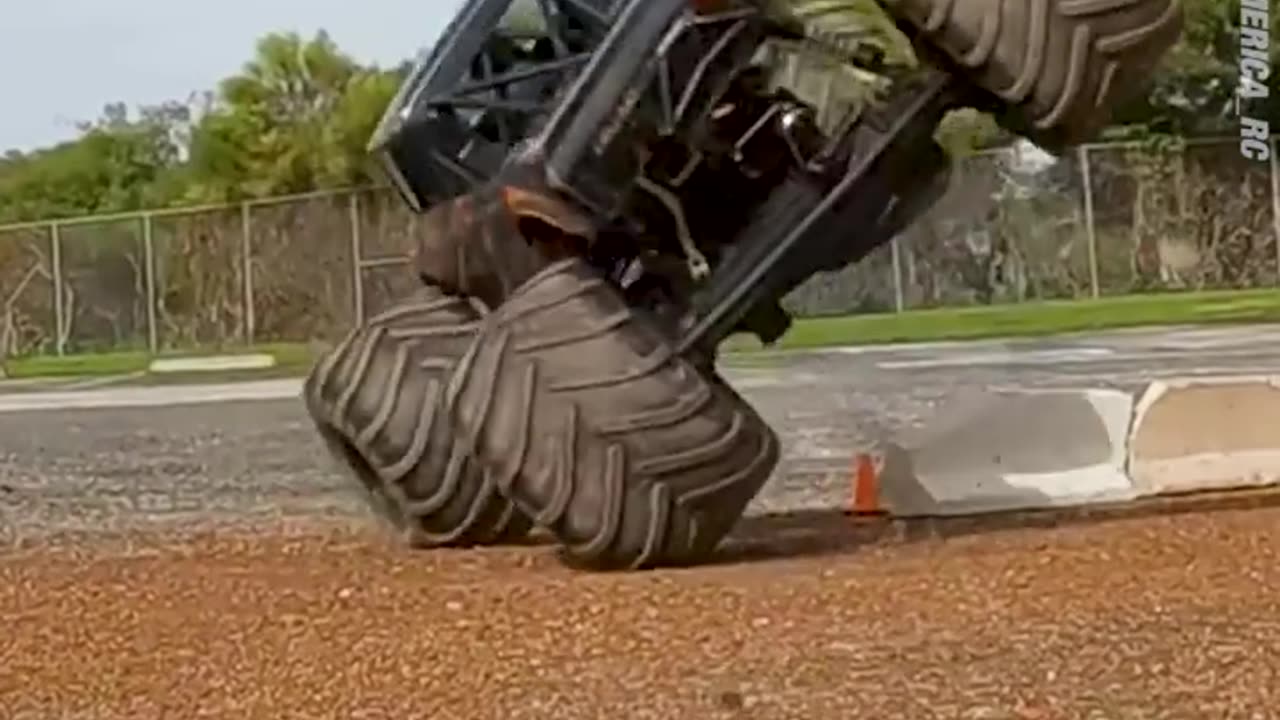 HUGE MONSTER TRUCK