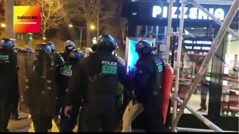 Les forces de l'ordre sur les nerfs a 4 sur une manifestante