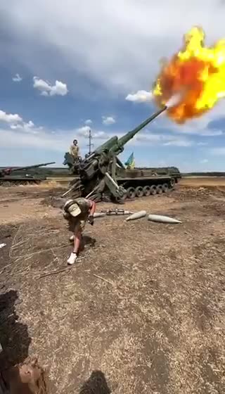 Ukrainian Artillery Group Fires Massive Soviet Guns