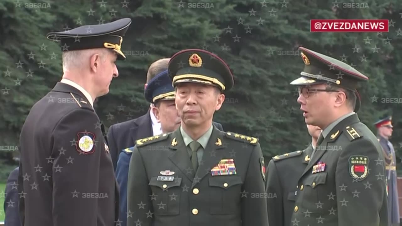 Chinese official lays flowers at the Russian Tomb for unknown Soldiers