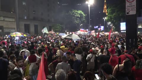 Brazil: supporters celebrate as Lula holds narrow leads | AFP