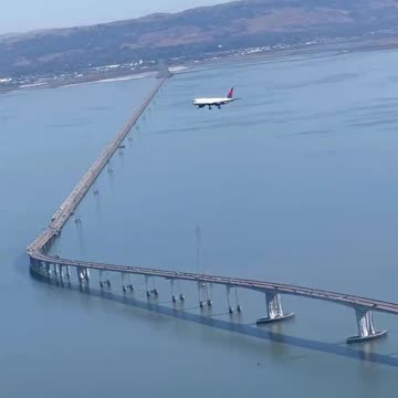 Matrix Glitch? Plane Appears to be Suspended in Mid Air!