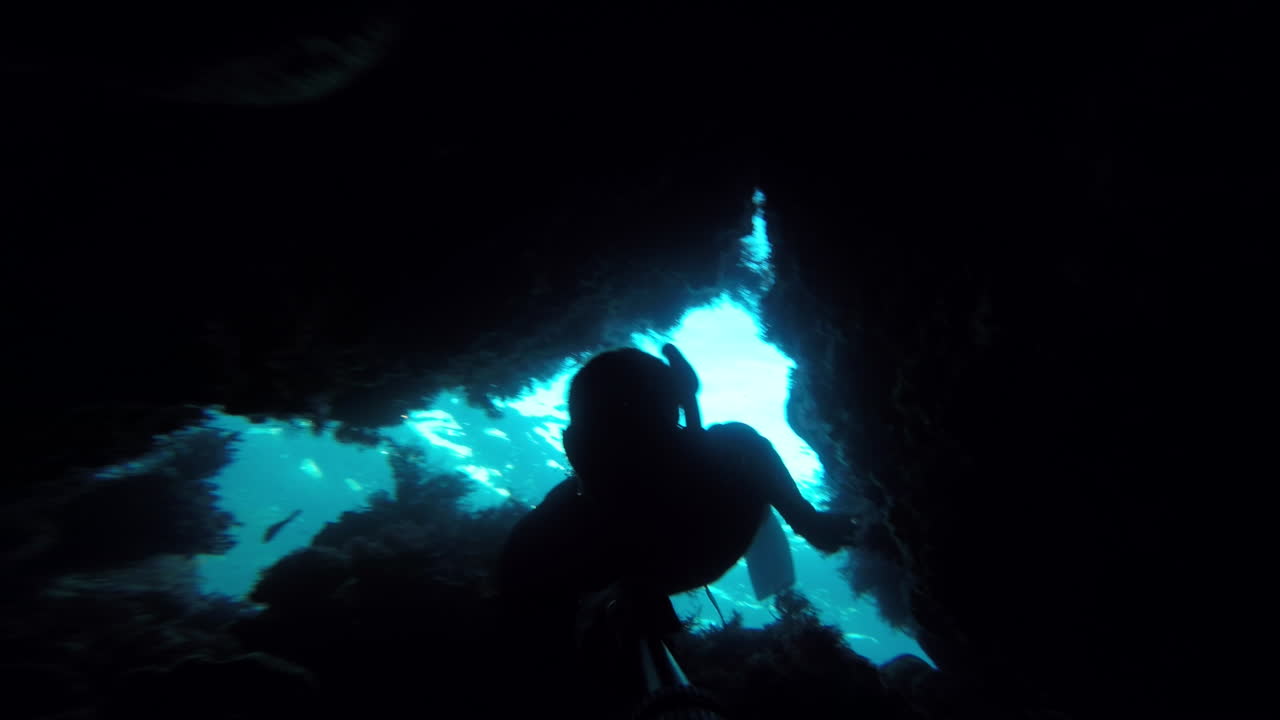 Diver dangerously explores underwater caves off California coast