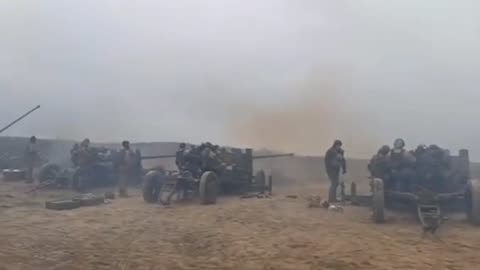 Ukrainians Fire Massive Volly of Field Artillery